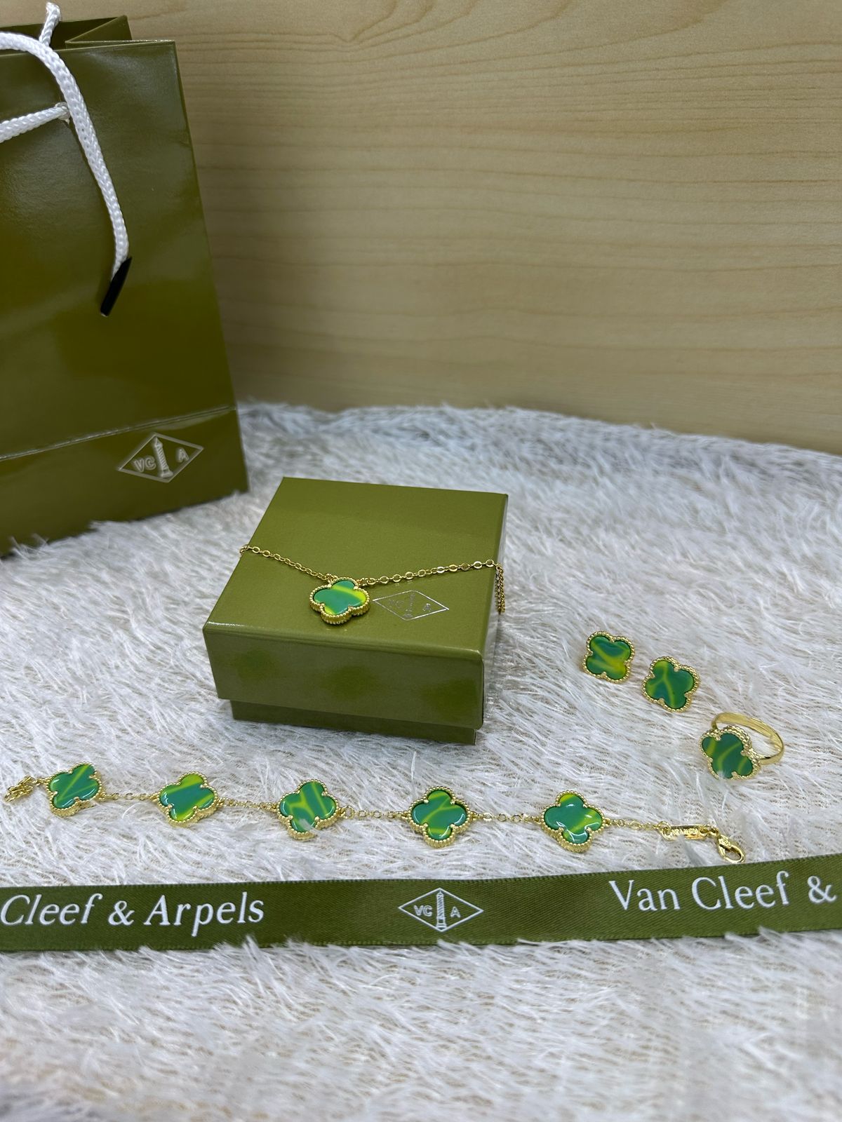 Van cleef & Arpels Set Gold | Necklace | Bracelet | Ring (free size)  | Earing