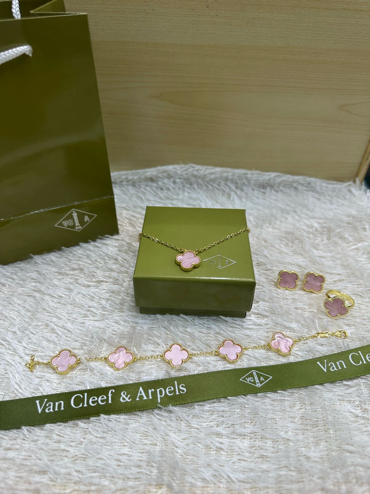 Van cleef & Arpels Set Gold | Necklace | Bracelet | Ring (free size)  | Earing